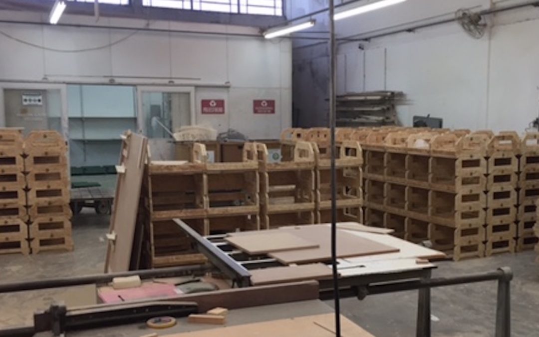 Pino usa a marcenaria para expositores da Fruki