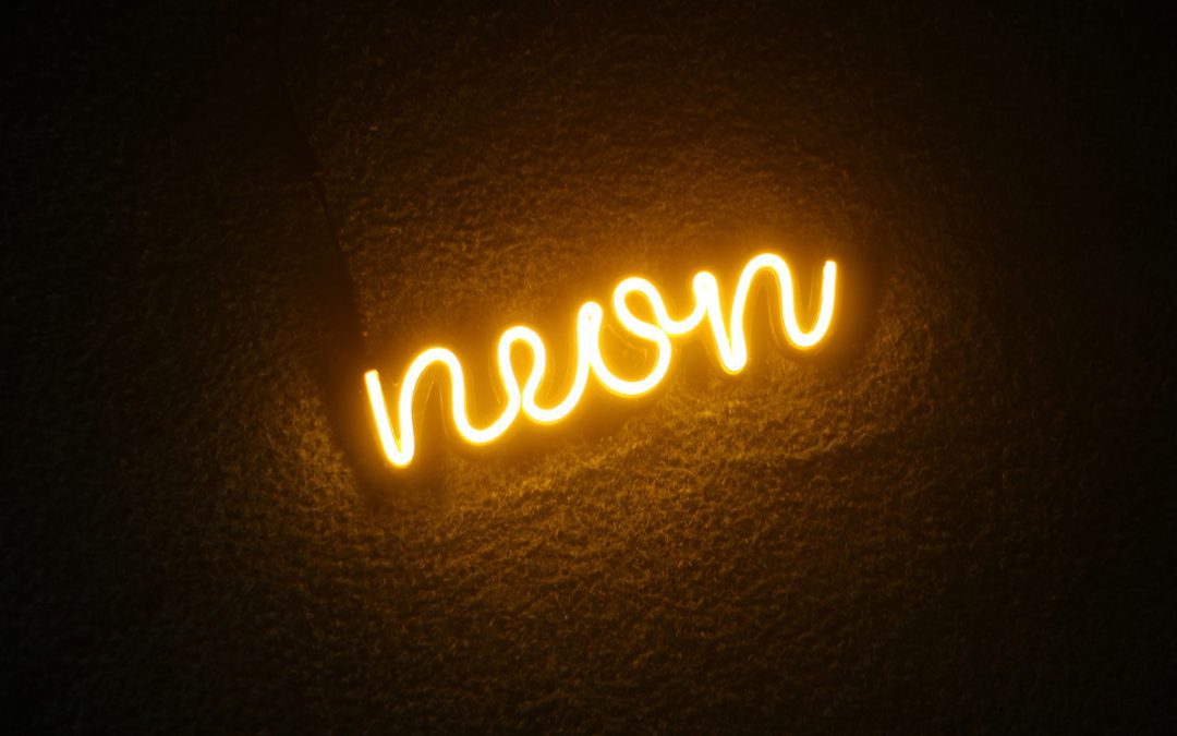 Decoração para casas noturnas: empresário, você tem um minutinho para ouvir a palavra do LED neon?