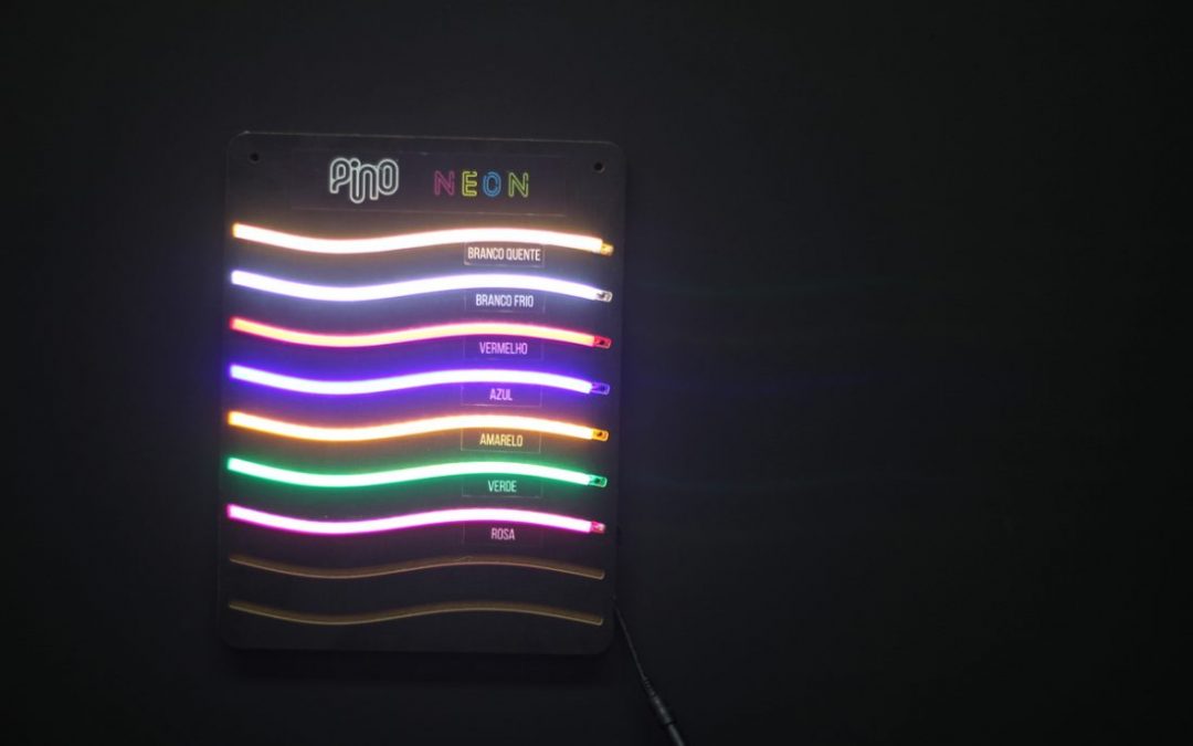 Vitrine dia da criança para lojas: explore as cores do LED neon com a Pino