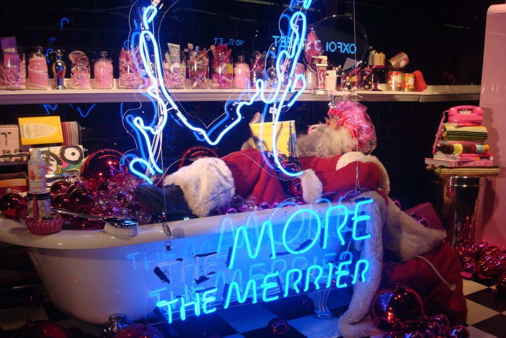 Neon em vitrines para o natal: siga a tendências das luzes para vender mais