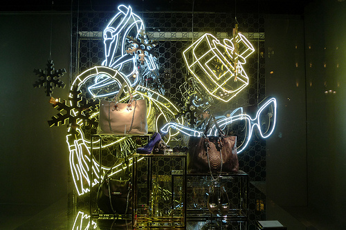 Inspiração para vitrine de Natal: invista em luzes de LED e muito neon!