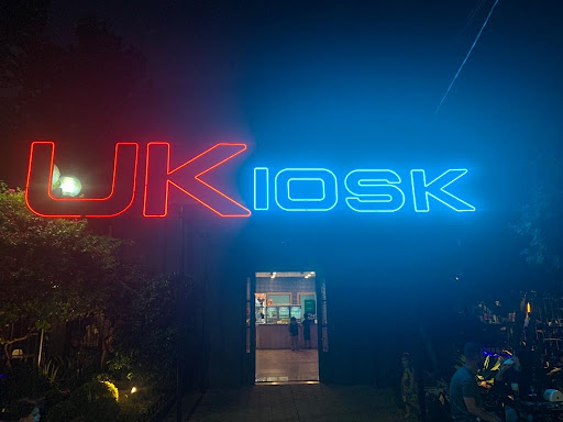 Letreiros e iluminação neon: uma combinação que dá match