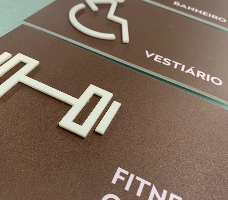 Placas para comunicação visual: exemplos para você se inspirar