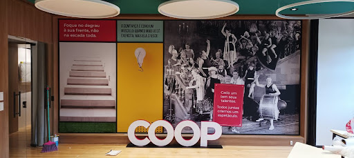 Explorando a Comunicação Visual Inovadora do Memorial Amstad Sicredi