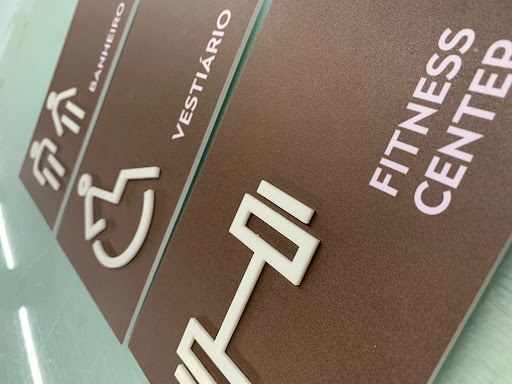 Sinalização Interna e Wayfinding: Orientação e Identidade para Ambientes Empresariais