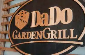 Placa em Madeira Escavada