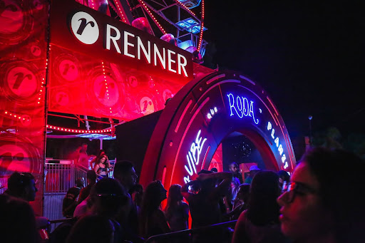 Destaque à Beira-Mar: Tendências de Comunicação Visual para o Litoral