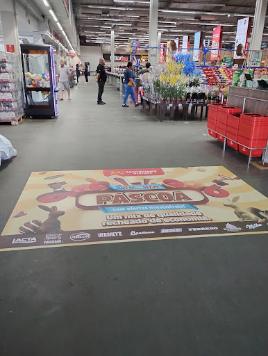 Adesivos de Piso: Versatilidade e Criatividade na Comunicação Visual