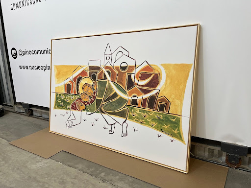 Quadro exposto em frente a um portão de ferro.