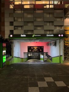 fachada em acm com iluminação interna
