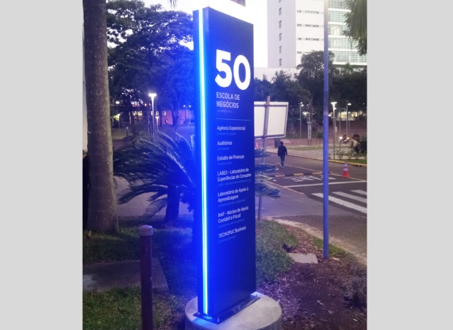 totem de sinalização em acm